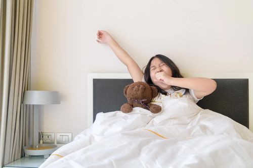 Trẻ ngủ nướng suốt kỳ nghỉ, cha mẹ cần làm gì trước ngày tựu trường?