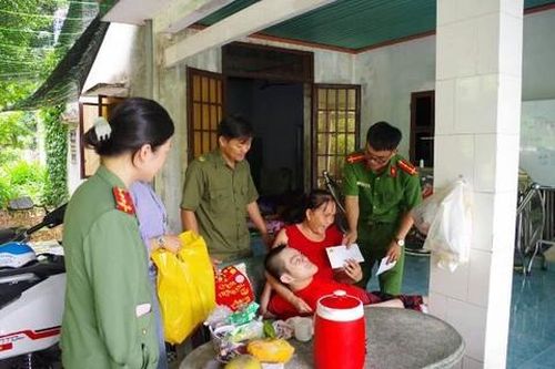 Công an xã Phú Hòa Đông: Thăm hỏi, tặng quà cho người dân dịp Lễ Quốc khánh