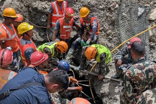 Video khoảnh khắc 2 công nhân Nepal được cứu sau 9 ngày kẹt trong hầm thủy điện