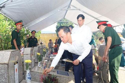 Chương Mỹ lấy mẫu hài cốt tại 85 phần mộ liệt sĩ để giám định ADN