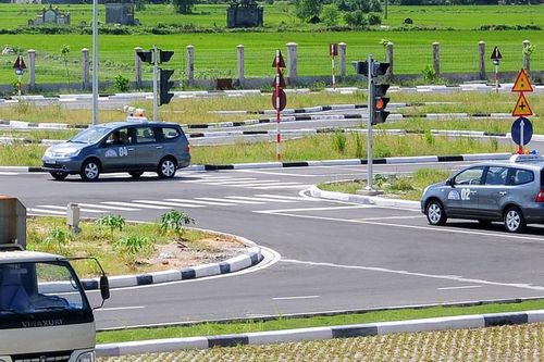 Từ 2027, kỹ năng 'giữ khoảng cách an toàn' được lồng ghép xuyên suốt 12 bài thi sát hạch lái xe ô tô