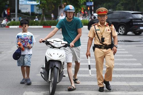 Hà Nội: Xử lý nhiều học sinh, phụ huynh vi phạm giao thông trước ngày khai giảng