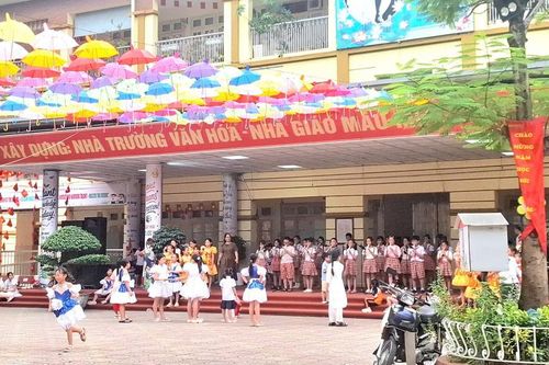 Cận khai giảng, nhiều nghề 'ăn theo' dễ kiếm tiền