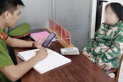 Người phụ nữ gom vàng tích góp đi bán sau cuộc gọi giả danh công an