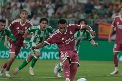 Real của HLV Mourinho thua sốc trong ngày mặc màu áo lạ mắt