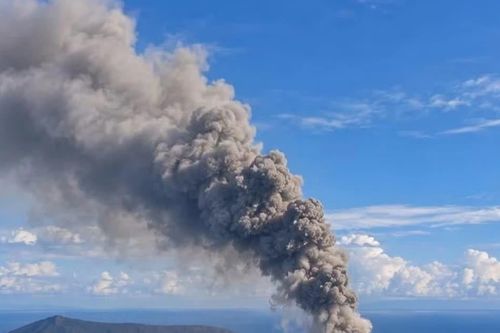 Núi lửa Indonesia phun cột tro cao 15km