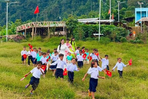 Đà Nẵng: Hình ảnh bình dị của cô trò vùng cao Ngọc Linh ngày khai trường