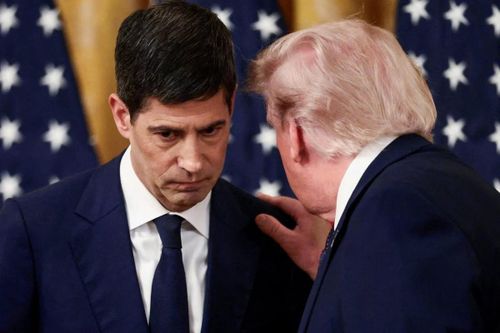 Ông Trump ra 'tối hậu thư' Fed hạ lãi suất, giá vàng và Bitcoin giảm