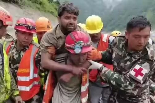 Ở lại cứu người, công nhân Nepal mắc kẹt 9 ngày trong hầm ngập bùn