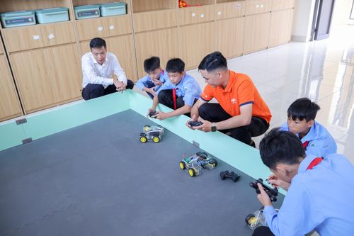 FPT Telecom cùng Bộ Công an tặng phòng STEM tại điểm trường khó khăn