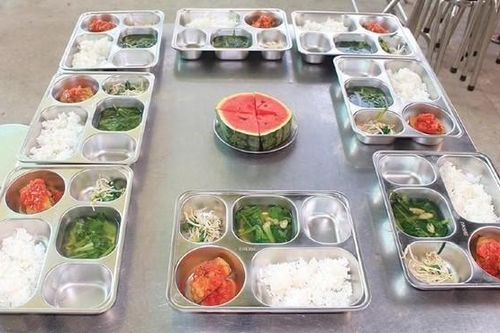 Bữa ăn bán trú: Giám sát đến từng khay ăn