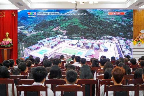 Hơn 200 học sinh Hệ 9+ của Trường Cao đẳng Du lịch Huế bước vào năm học mới