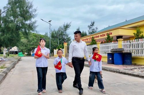 Xúc động lễ khai giảng chỉ có 1 thầy, 3 trò trên đảo Trần