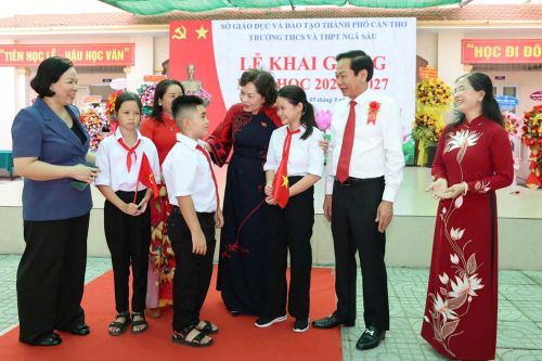 Phó Chủ tịch Quốc hội Nguyễn Thị Hồng dự khai giảng năm học mới ở TP. Cần Thơ