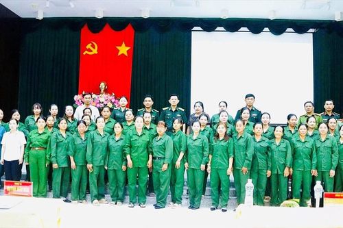 Phụ nữ phường Tịnh Biên tham gia tự quản đường biên, cột mốc