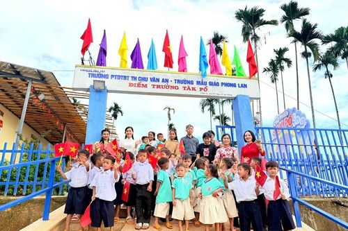 Từ đồi cỏ đến điểm trường khang trang của học trò Tắk Pổ