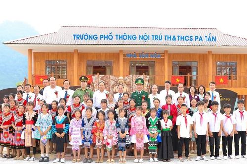 Niềm vui của hơn 1.000 học sinh vùng biên Pa Tần trong ngôi trường mới