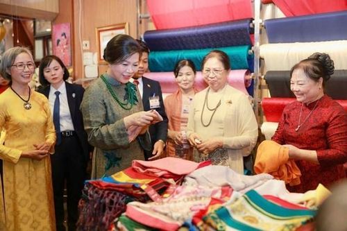 Phu nhân Tổng Bí thư, Chủ tịch nước và phu nhân Tổng thống Myanmar thăm làng lụa Vạn Phúc