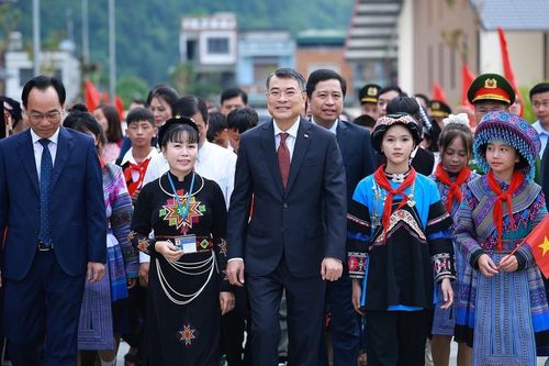 CẬP NHẬT: Thủ tướng dự Lễ khai giảng năm học mới tại Trường Phổ thông nội trú liên cấp Mường Khương