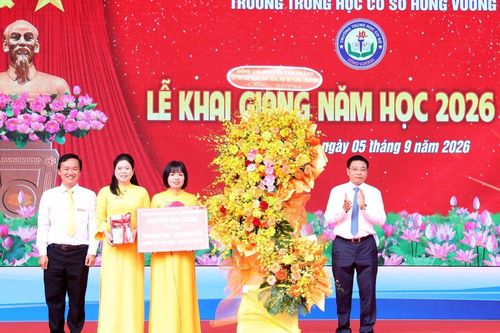 Phó Thủ tướng Nguyễn Văn Thắng chung vui ngày khai giảng với học sinh Đồng Nai