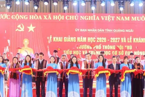 Đồng chí Đoàn Minh Huấn dự khai giảng năm học mới và khánh thành trường phổ thông nội trú liên cấp ở Quảng Ngãi