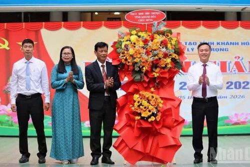 Từ Nha Trang đến Trường Sa, học sinh rộn ràng ngày khai giảng
