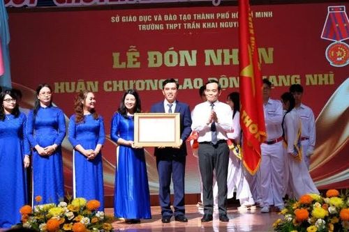 Trường trung học phổ thông Trần Khai Nguyên vinh dự đón nhận Huân chương Lao động hạng Nhì