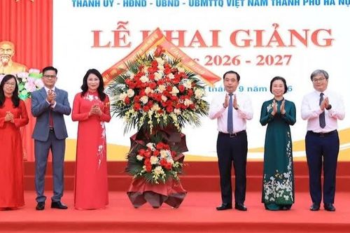 Bí thư Thành ủy Hà Nội dự Lễ khai giảng tại Trường trung học cơ sở Trần Duy Hưng