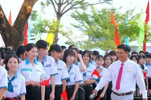 Đồng loạt khai giảng năm học mới tại vùng sông nước Cà Mau