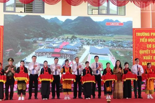 Niềm vui mới trong ngày khai giảng nơi biên cương xứ Lạng