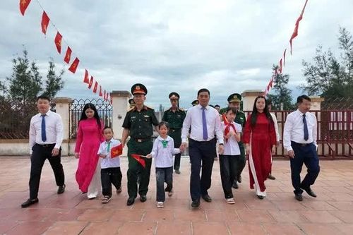 Xúc động lễ khai giảng nơi đảo xa