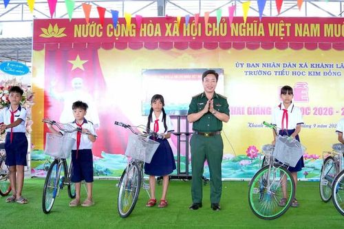 Biên phòng Cà Mau tiếp sức đến trường năm học mới
