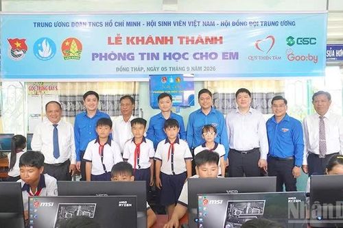 Trung ương Đoàn trao học bổng và 'Phòng tin học cho em' ở biên giới tỉnh Đồng Tháp