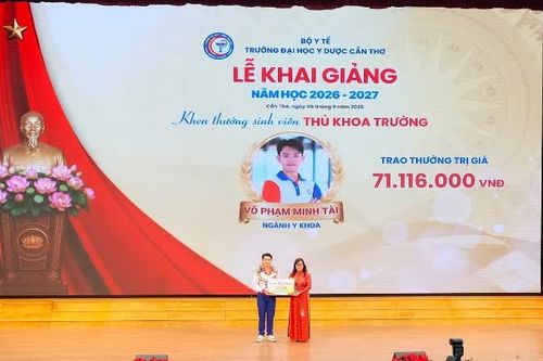 Đại học Y dược Cần Thơ khai giảng năm học mới, vinh danh thủ khoa trường