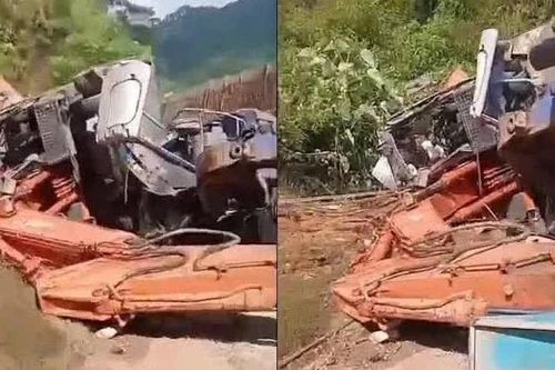 Nghệ An: Lật xe chở máy xúc công trình trên Quốc lộ 16 khiến 5 người thương vong