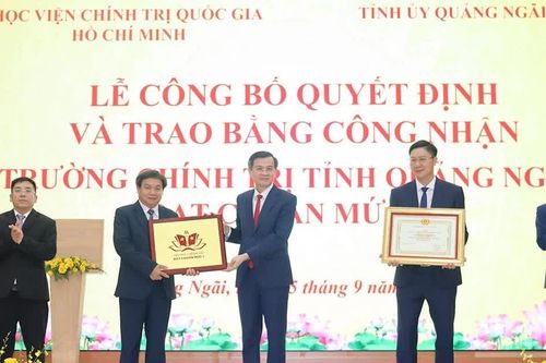 Trường chính trị tỉnh Quảng Ngãi đón nhận Bằng công nhận đạt chuẩn mức 1