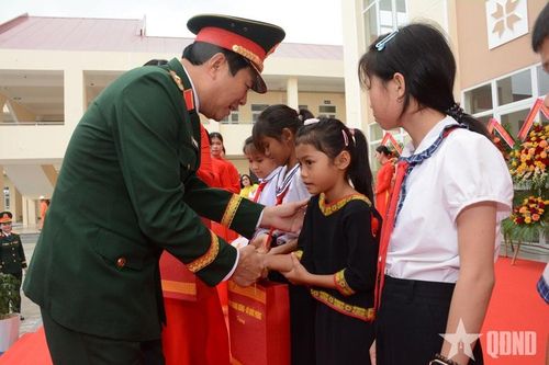 Đại tướng Nguyễn Tân Cương dự Lễ khai giảng và khánh thành trường mới ở xã Ea Rốk (Đắk Lắk)