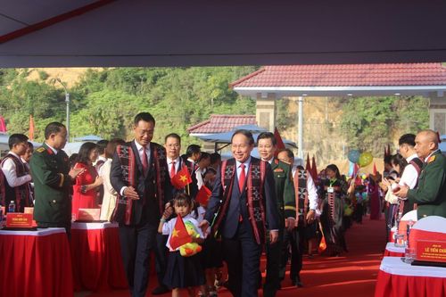 Phó Thủ tướng Chính phủ Lê Tiến Châu dự Lễ Khai giảng năm học mới tại nơi phên dậu phía Tây thành phố Đà Nẵng