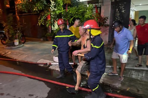 Cháy nhà lúc rạng sáng, 4 người mắc kẹt được giải cứu