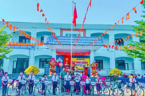 Công an Đồng hành cùng em đến trường trong ngày khai giảng