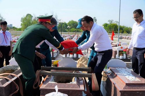 Truy điệu và an táng 4 hài cốt liệt sĩ tại phường Điện Bàn Đông