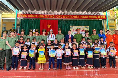 Công an Quảng Ngãi tiếp sức học sinh vùng biên Dục Nông