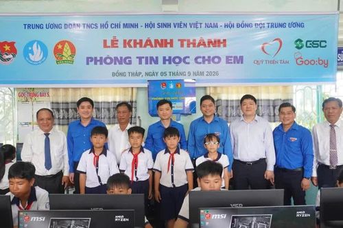 Khai giảng ở xã biên giới, học sinh nhận phòng tin học và học bổng