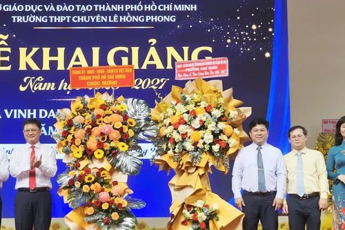 Hơn 2.100 học sinh khai giảng năm học mới dưới mái trường gần 100 năm tuổi