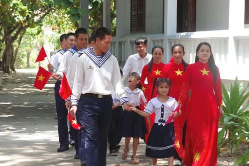 Tiếng trống khai trường rộn rã ở đặc khu Trường Sa