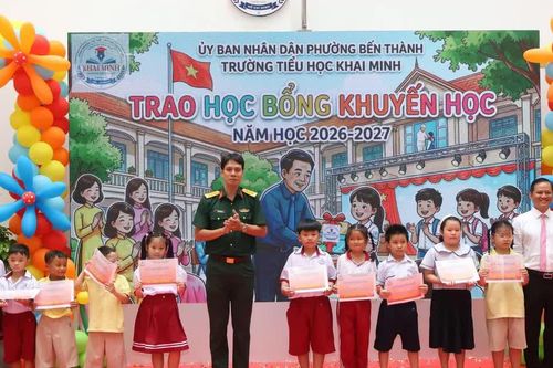 Trường tiểu học đổi hoa thành quà trong lễ khai giảng