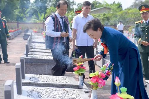 Phó Thủ tướng Phạm Thị Thanh Trà tri ân các anh hùng liệt sĩ tại A Lưới