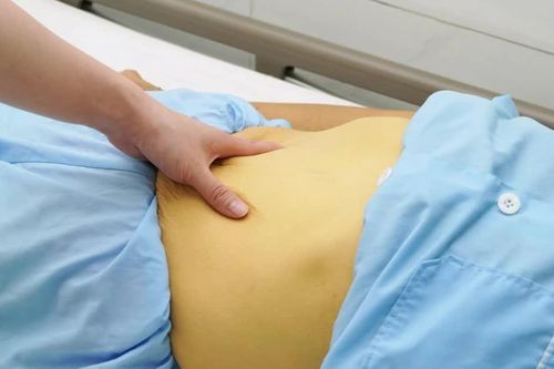 Tự uống thuốc nam trị đau khớp, người phụ nữ 62 tuổi suy gan cấp