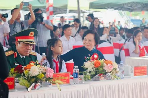 Phó Thủ tướng Phạm Thị Thanh Trà dự lễ khánh thành trường nội trú ở Huế