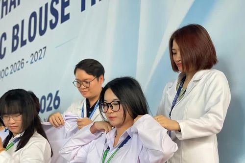 Nghi thức khoác blouse trắng cho tân sinh viên trong lễ khai giảng